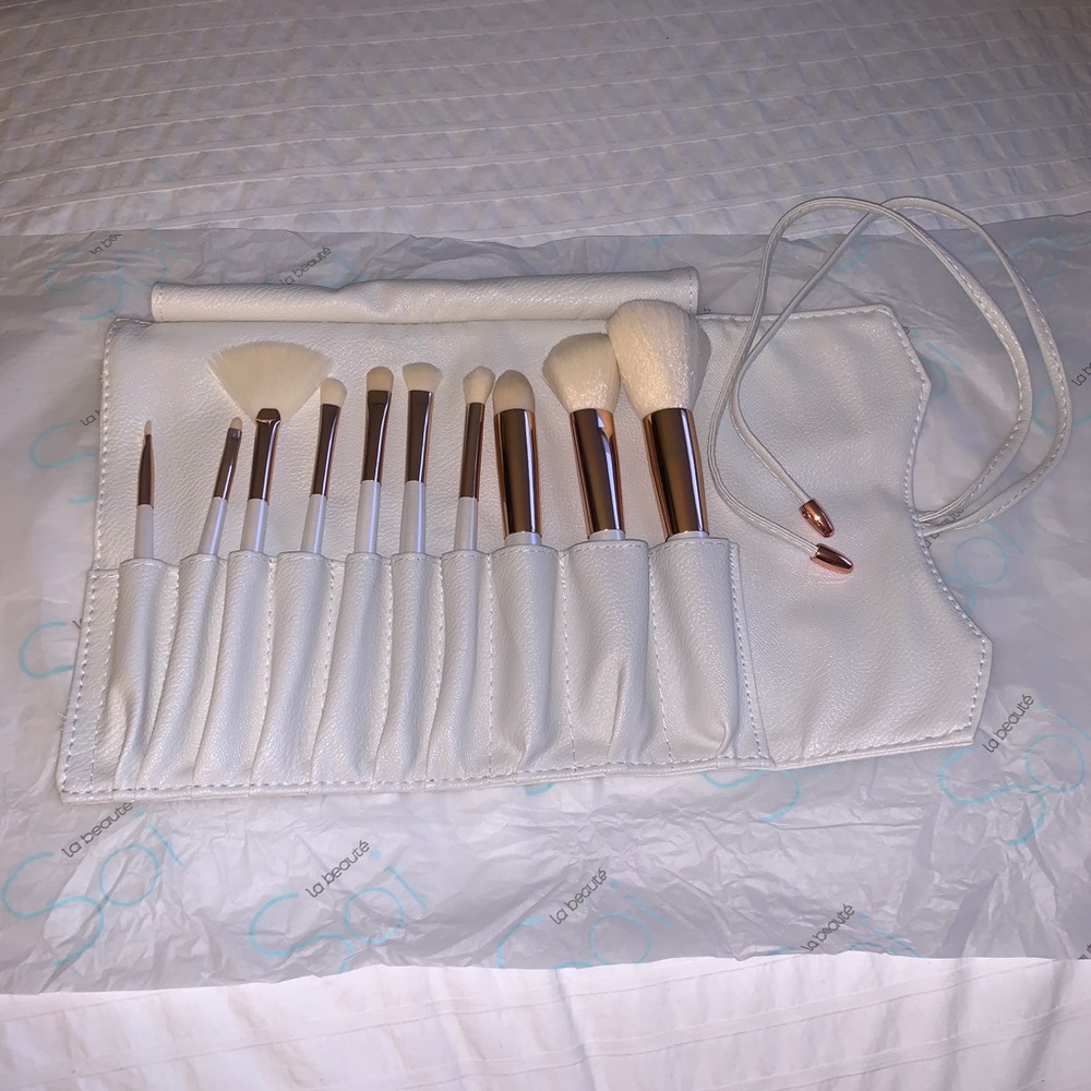 NEW La Beaute Soi makeup brush set with pouch.